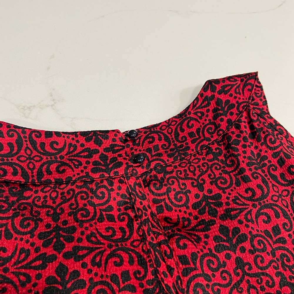 Women’s petite medium red design shirt - Picture 2 of 5